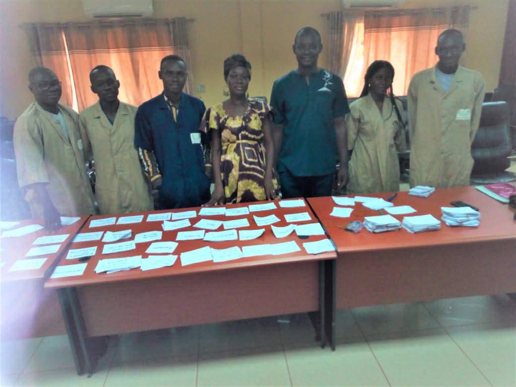 Équipe réunie dans un espace d’archives